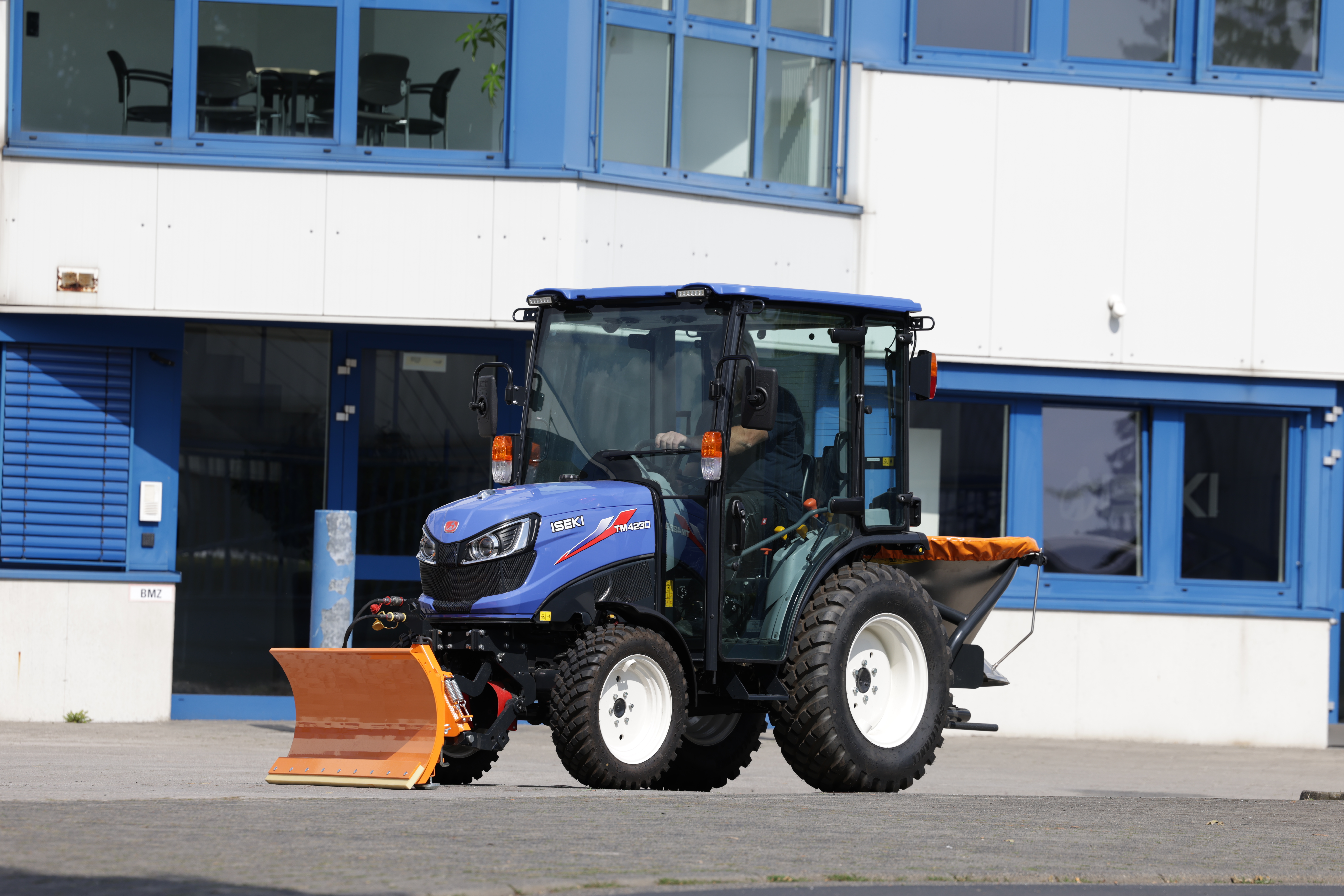 Iseki TM4230 - ciągnik komunalny do odśnieżania